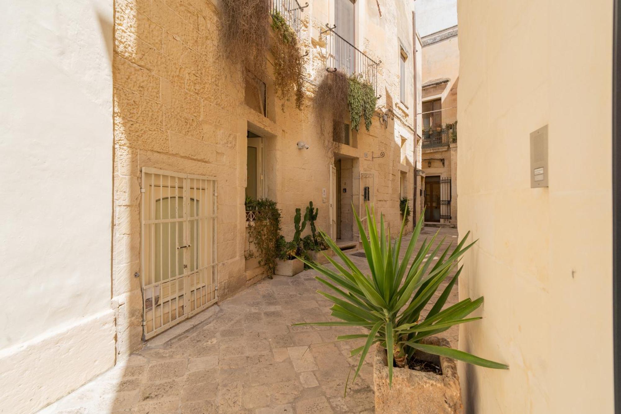 Dimora Barocca Luxury Suites Lecce Exterior foto